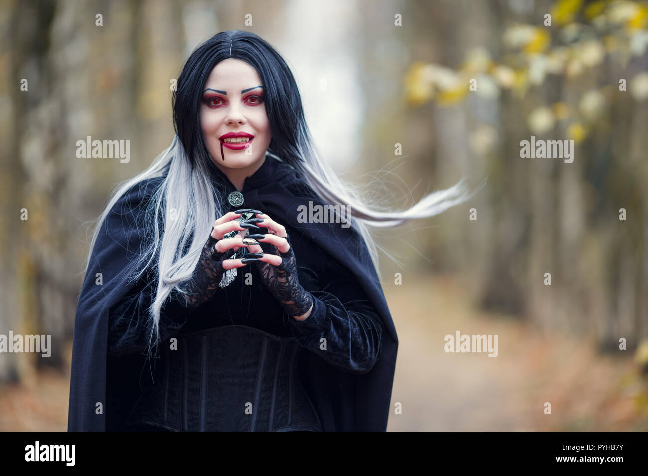 Foto von Vampir Frau mit rinnsal von Blut im Mund Stockfoto