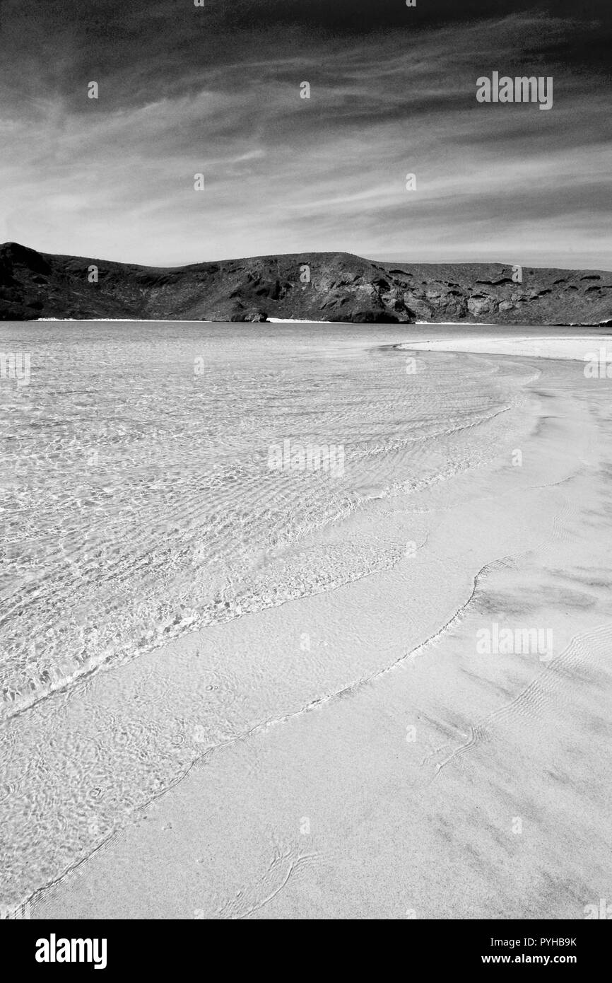 Schwarz/Weiß-Bild von Meer und Wüste, Balandra Strand, La Paz, Baja California Sur. Mexiko Stockfoto