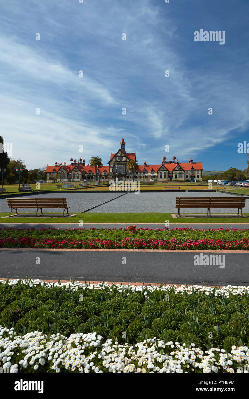 Blumenbeete und Badehaus (Rotorua Museum), den Government Gardens, Rotorua, North Island, Neuseeland Stockfoto