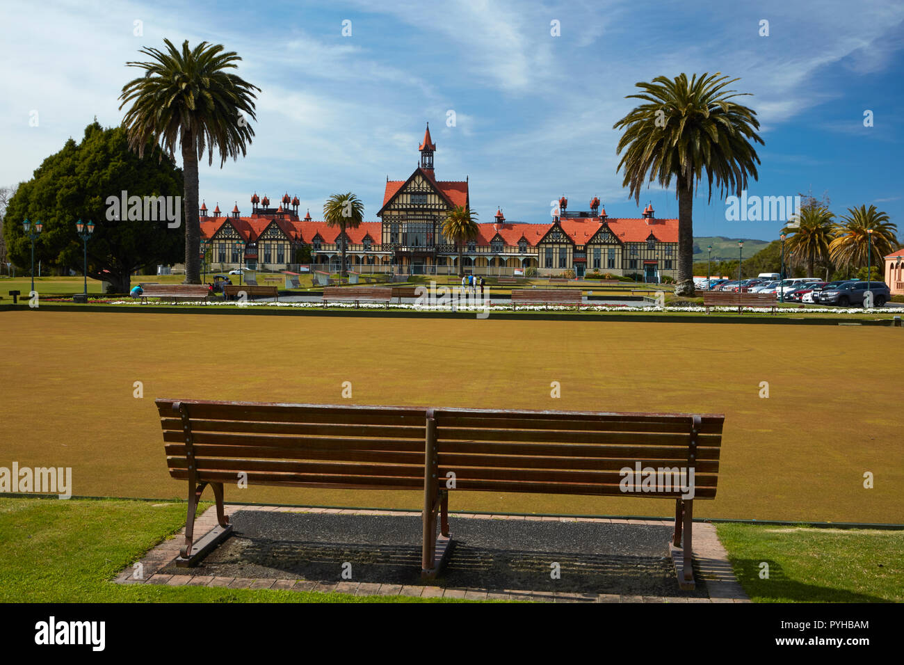 Badehaus (Rotorua Museum), Parkbank, und Bowling, den Government Gardens, Rotorua, North Island, Neuseeland Stockfoto