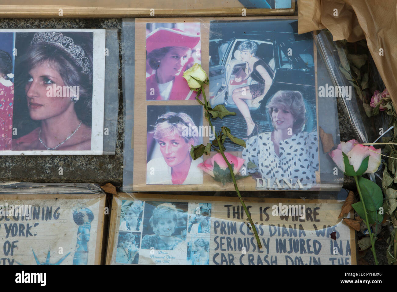 Blumen und Fotos von Prinzessin Diana von Wales auf der Princess Diana Memorial in der Nähe der Flamme der Freiheit (Flamme de la Liberté) Neben der Alma Brücke (Pont de l'Alma) in Paris, Frankreich. Stockfoto