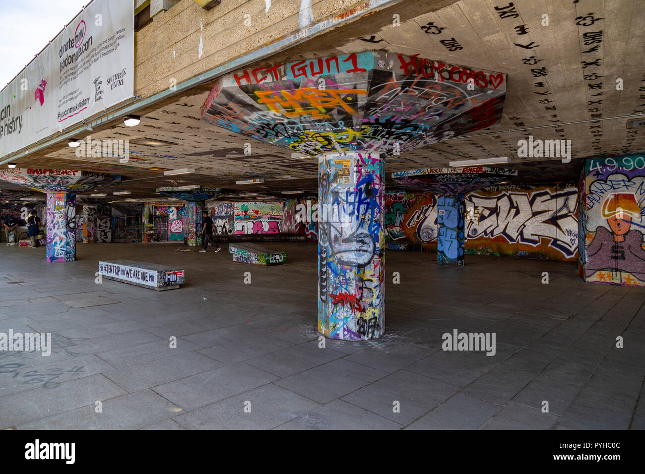 Street Art und Graffiti auf der Southbank in London Stockfoto