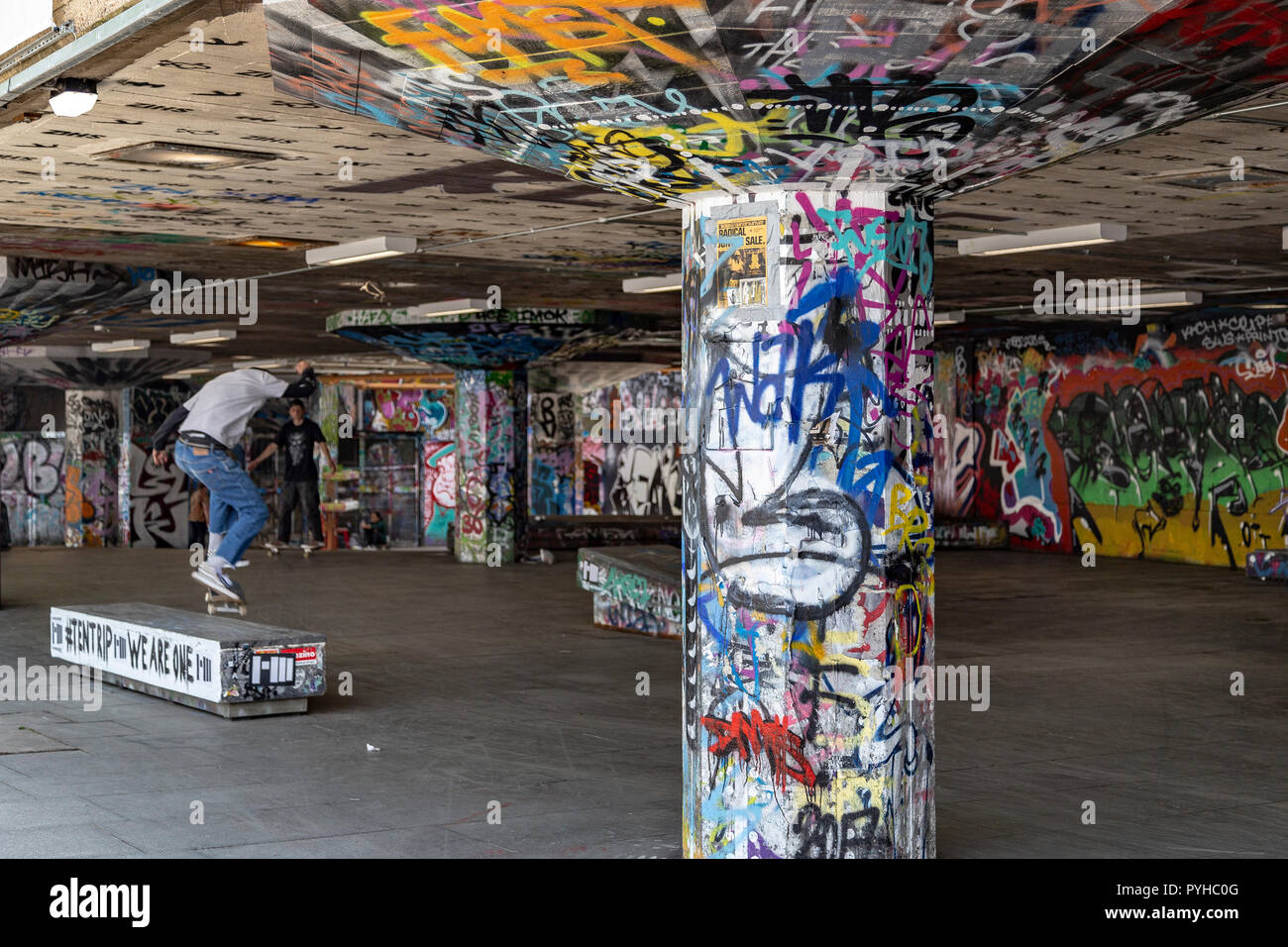Street Art und Graffiti auf der Southbank in London Stockfoto