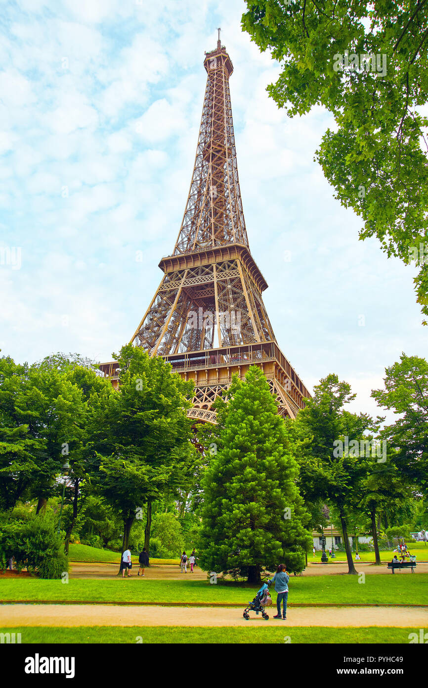 Pariser Park mit Blick auf den Eiffelturm Stockfoto