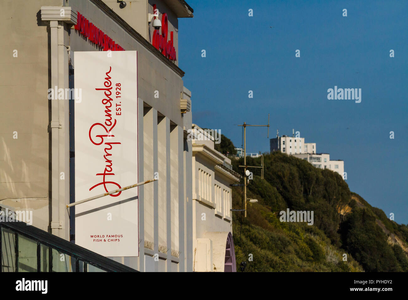 Bournemouth, Großbritannien - Zeichen für Harry Ramsden Fish & Chips Restaurant am 29. September 2018 in Großbritannien. Stockfoto