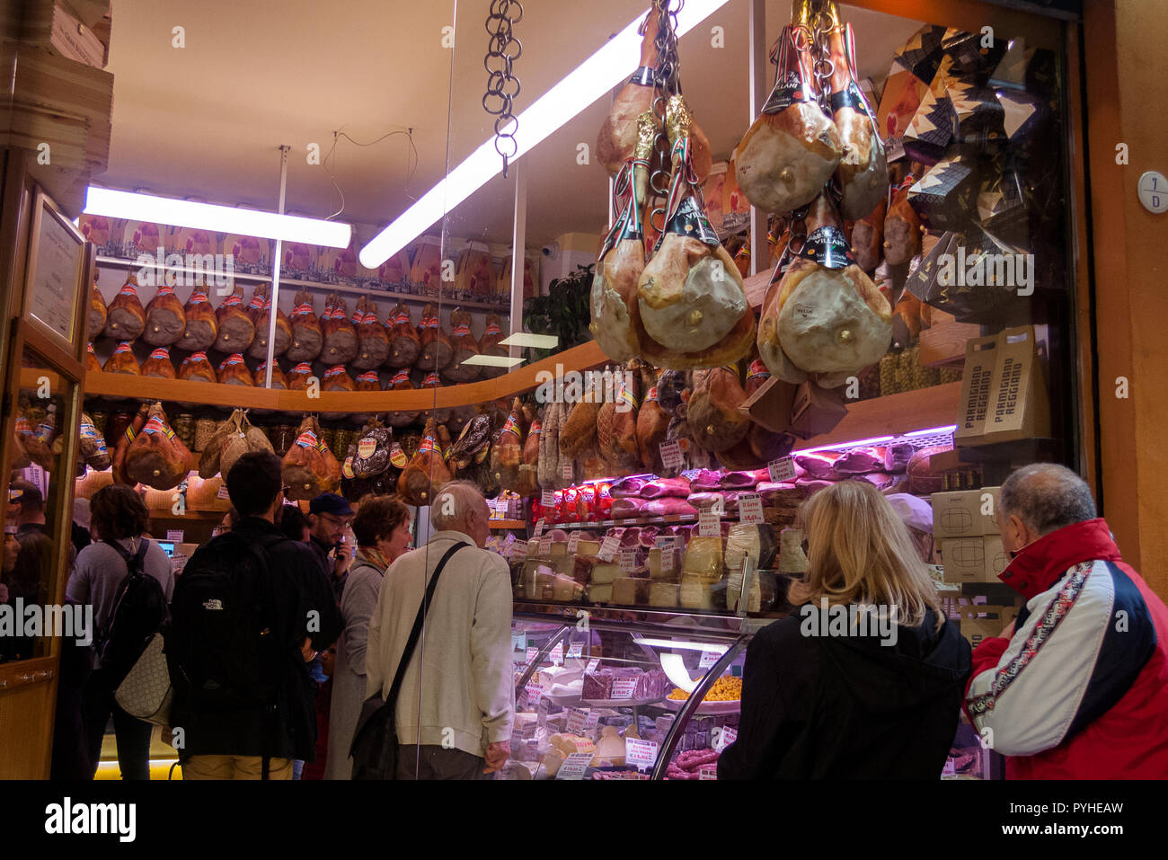 Italien, Bologna, 10/22/2018: Delikatessen in Bologna. Stockfoto