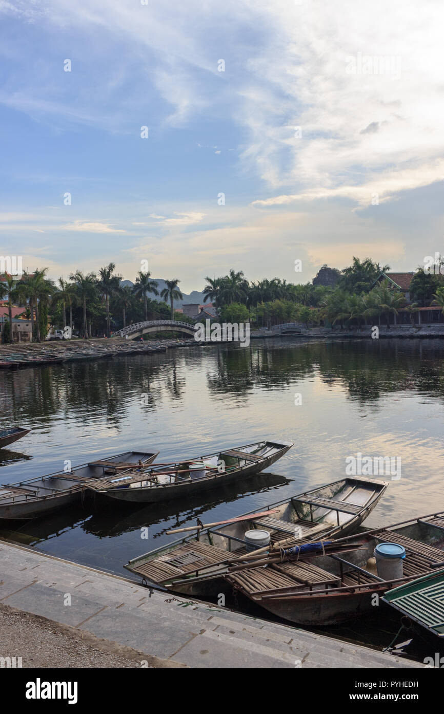 Boote auf dem Fluss in Ninh Binh, Vietnam Stockfoto