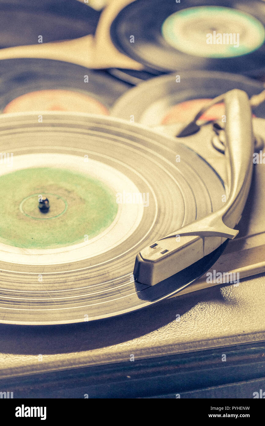 Retro Grammophon und Vinyls als straff und gefiltert Foto Stockfoto
