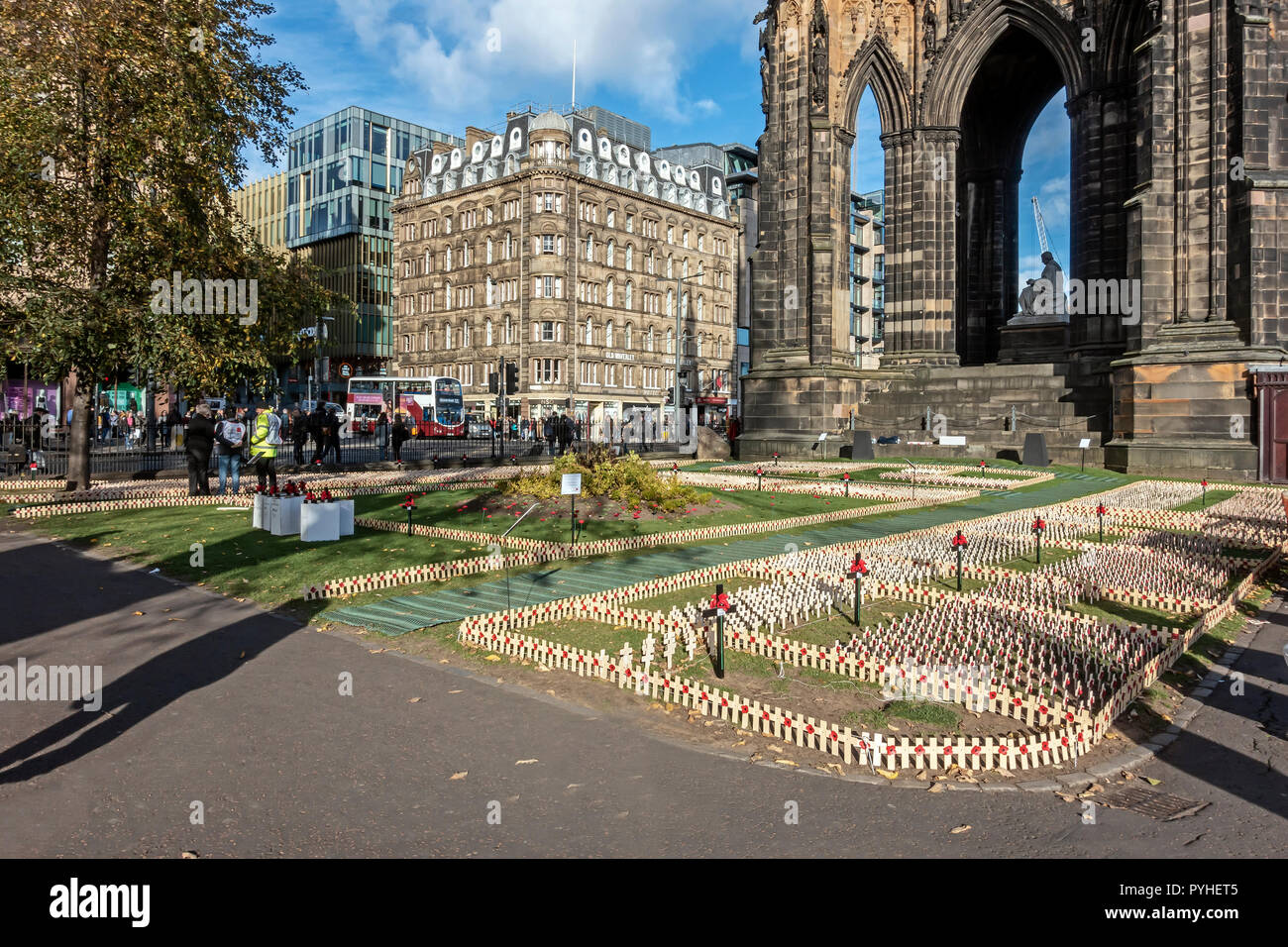 Gedenken Kreuze von Mohnblume Schottland gepflanzt auf dem Gebiet des Gedenkens im Osten die Princes Street Gardens Edinburgh Schottland Großbritannien Stockfoto