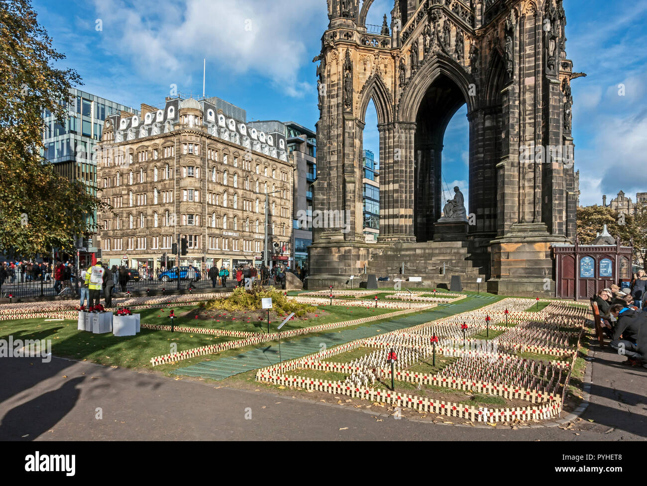 Gedenken Kreuze von Mohnblume Schottland gepflanzt auf dem Gebiet des Gedenkens im Osten die Princes Street Gardens Edinburgh Schottland Großbritannien Stockfoto