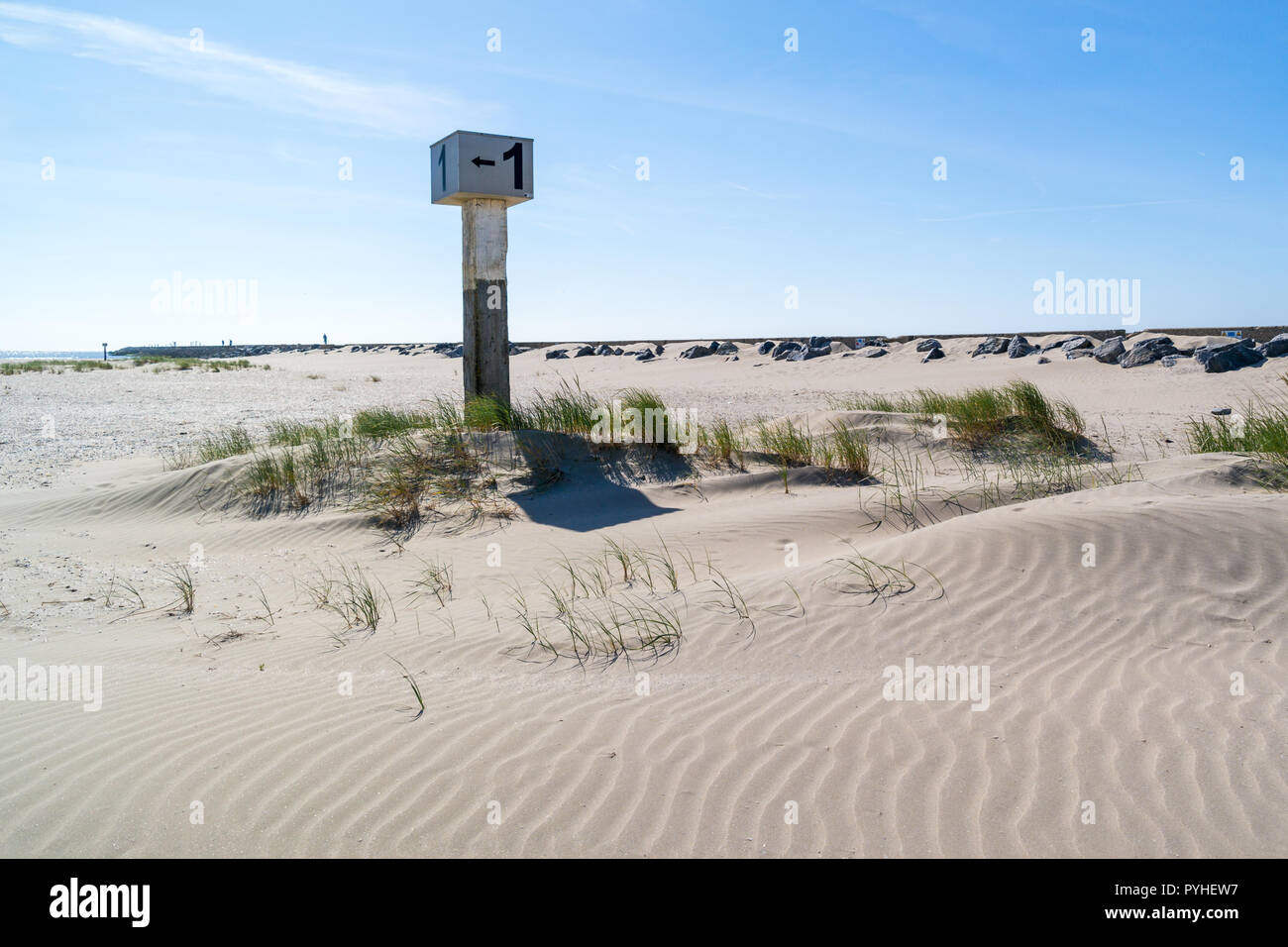Markierten Strand Pole mit der Nummer 1 in Sand auf der Düne mit Gras auf marram Kennemerstrand Strand in IJmuiden, Noord-Holland, Niederlande Stockfoto
