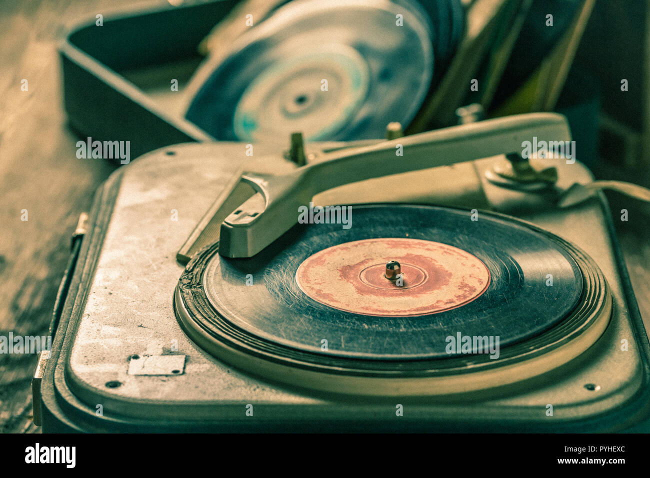 Klassische Plattenspieler mit einem Stapel Schallplatten Stockfoto
