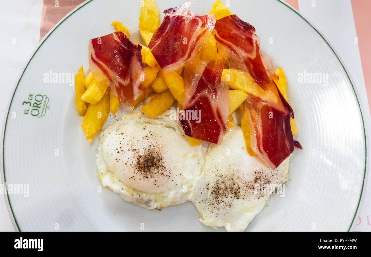 Schinken und Eier mit Pommes, Sevilla Stil Stockfoto