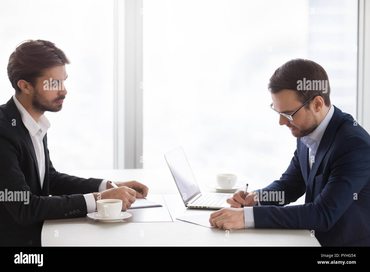 Zwei Männer in Anzügen sind Treffen im Büro Stockfoto
