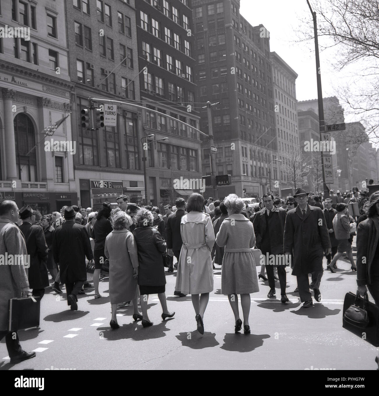 1960, historische, die New Yorker zu Fuß über die Kreuzung an der West 42nd Street in Manhattan, Midtown, New York, New York City, USA. Stockfoto
