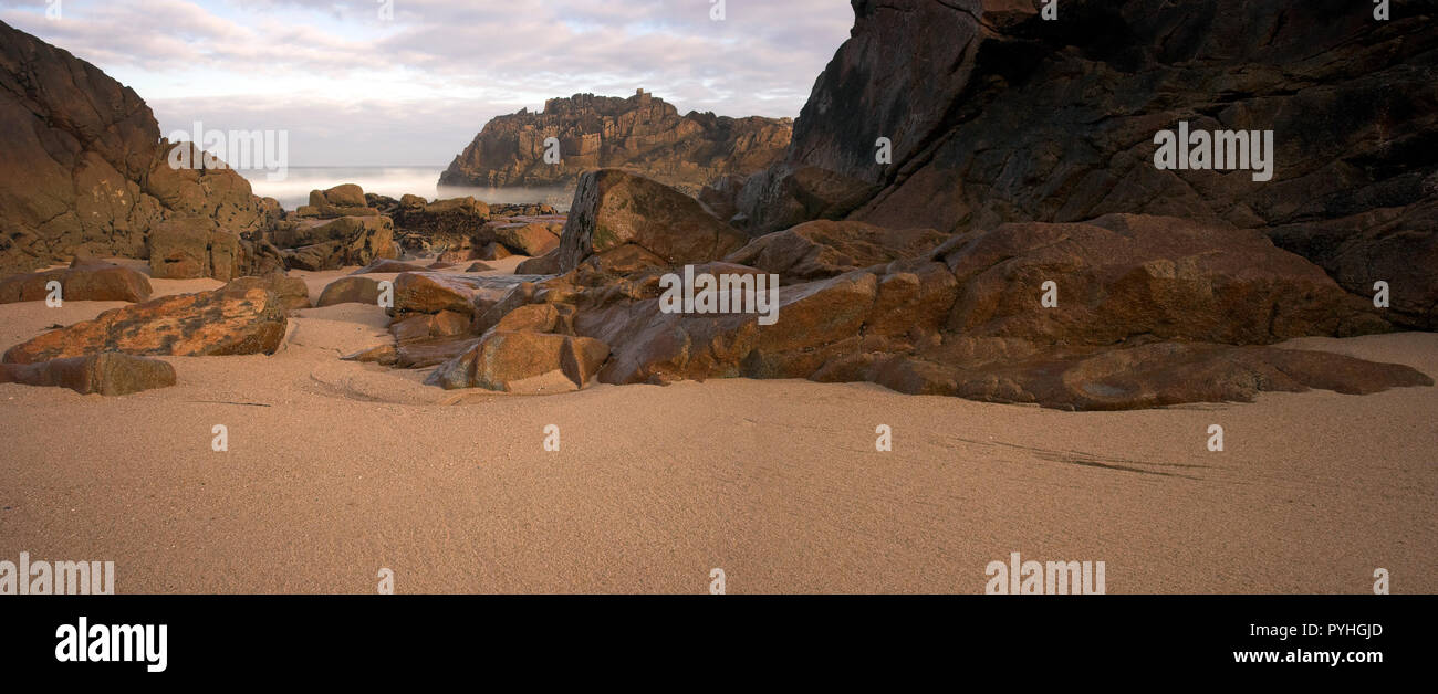 Felsigen Strand in der Morgendämmerung. Lange Belichtung. Im Norden von Portugal. Stockfoto