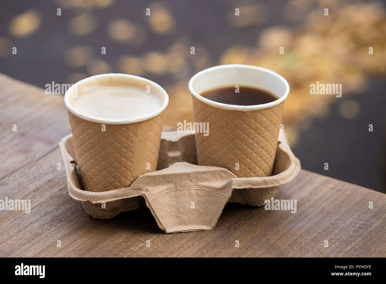 Tassen Kaffee Holz- Hintergrund zu gehen Stockfoto