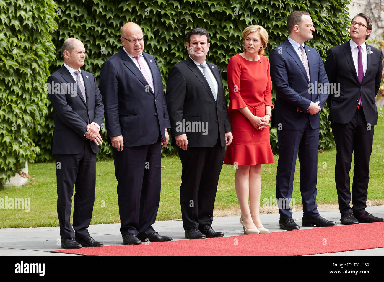 Berlin, Deutschland - Das Bundeskabinett steht auf dem roten Teppich während der Staatsbesuch des chinesischen Ministerpräsidenten im Innenhof von der Ehre der Bundeskanzlei. Stockfoto