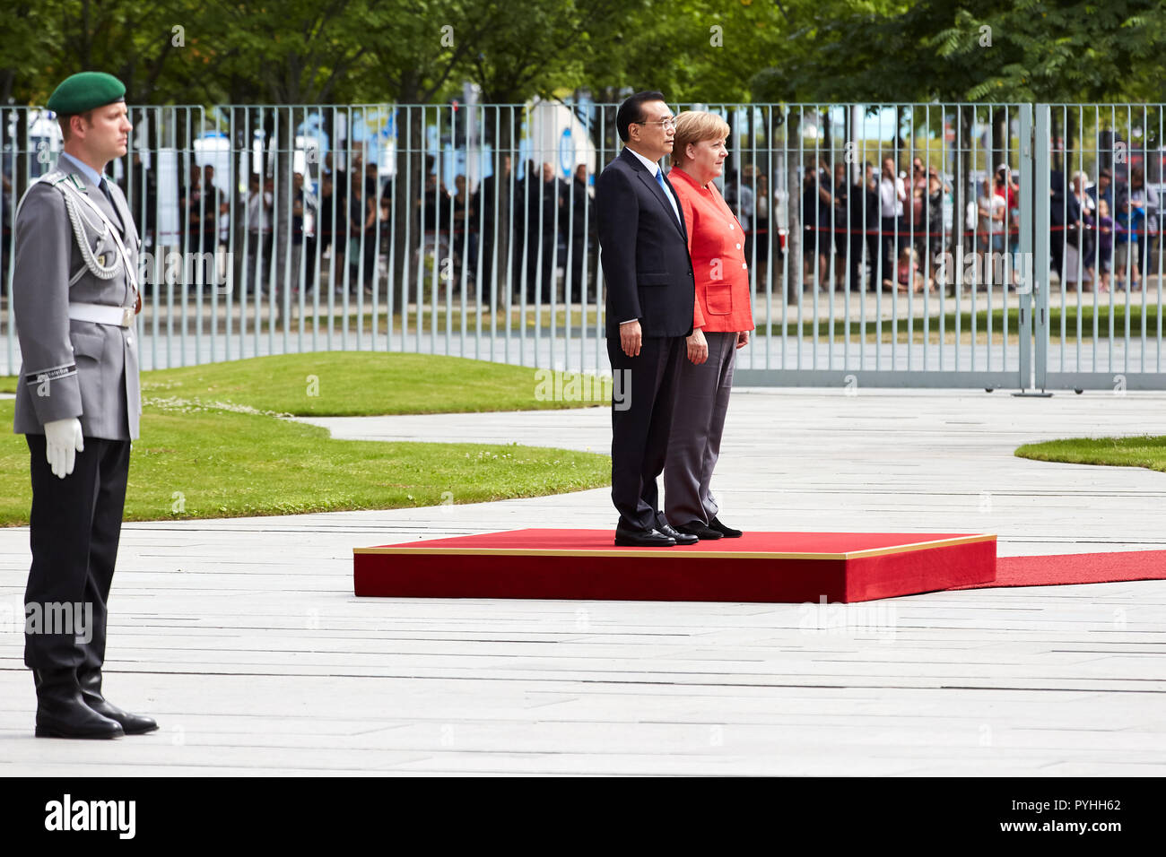 Berlin - Bundeskanzlerin Angela Merkel empfängt chinesischen Ministerpräsidenten Li Keqiang mit militärischen Ehren im Innenhof der Ehre der Bundeskanzlei. Stockfoto