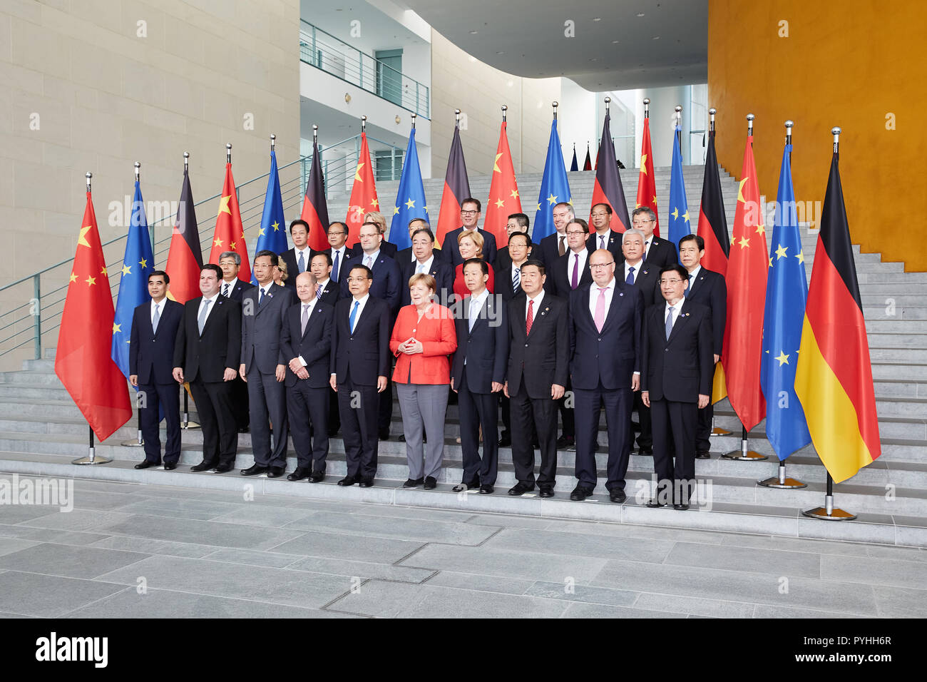 Berlin - Bundeskanzlerin Angela Merkel und der chinesische Ministerpräsident Li Keqiang zusammen mit dem deutsch-chinesischen Delegationen im Bundeskanzleramt auf der Fotosession. Stockfoto