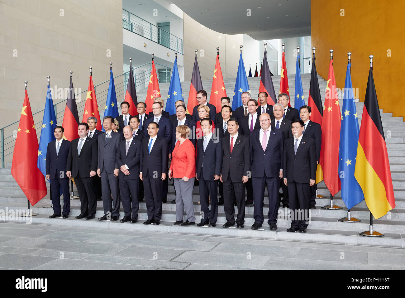 Berlin - Bundeskanzlerin Angela Merkel und der chinesische Ministerpräsident Li Keqiang zusammen mit dem deutsch-chinesischen Delegationen im Bundeskanzleramt auf der Fotosession. Stockfoto