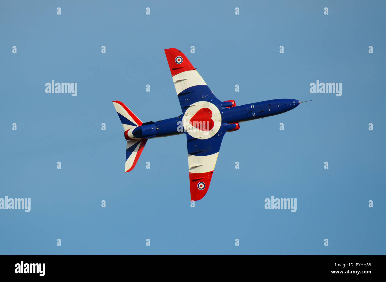 RAF, Royal Air Force BAE Hawk T1 Solo-Flugzeugflugzeug mit RAF Benevolent Fund RAFBF Charity-Logo in Herzfarben. Farbschema. Britisch Stockfoto