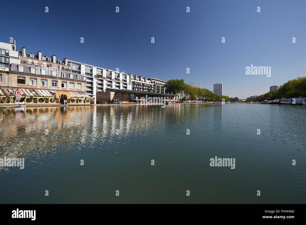 Paris, Ile-de-France, Frankreich - Am Bassin de La Villette. Alte Lagerhäuser auf dem ehemaligen Hafenbecken Haus Cafés und Restaurants. Stockfoto
