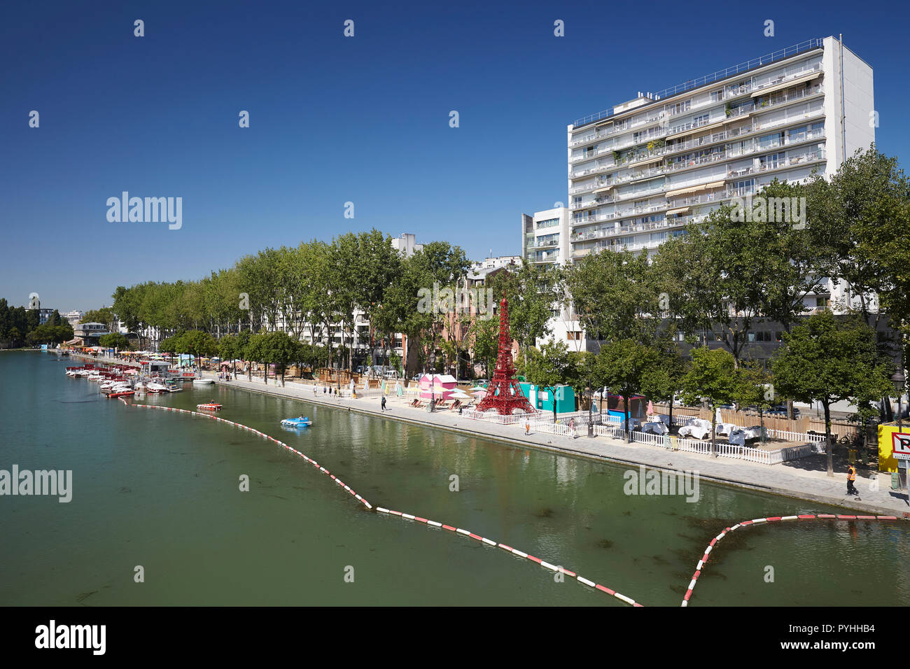 Paris, Ile-de-France, Frankreich - Der Sommer Promenade am Bassin de La Villette. Stockfoto