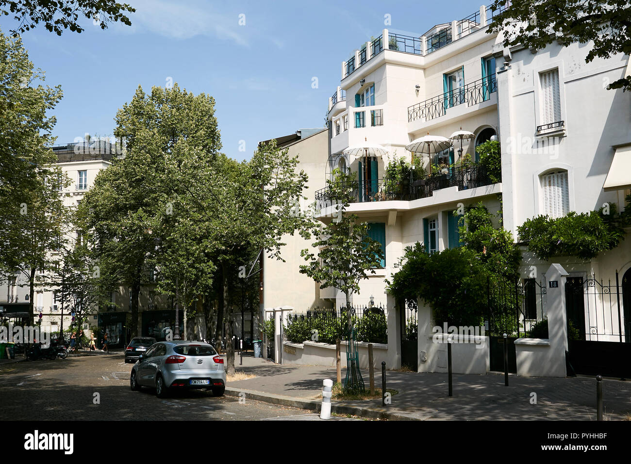Paris, Ile-de-France, Frankreich - Häuser in der prestigeträchtigen Avenue Junot, der sich bis in die Hügel Montmartre führt. Stockfoto