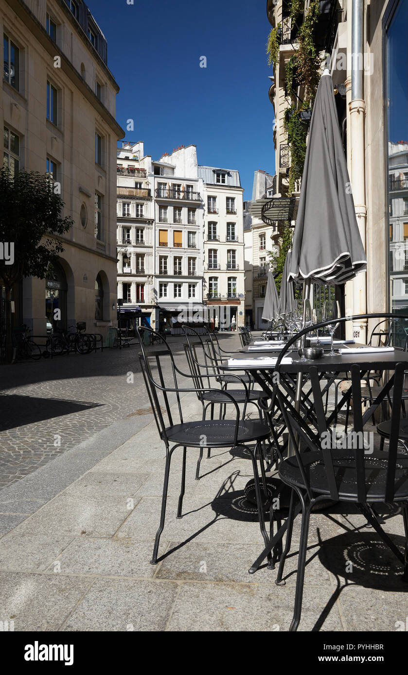 Paris, Ile-de-France, Frankreich - Tische und Stühle vor einem Restaurant in der Rue Bachaumont im 2. arrondissement. Stockfoto