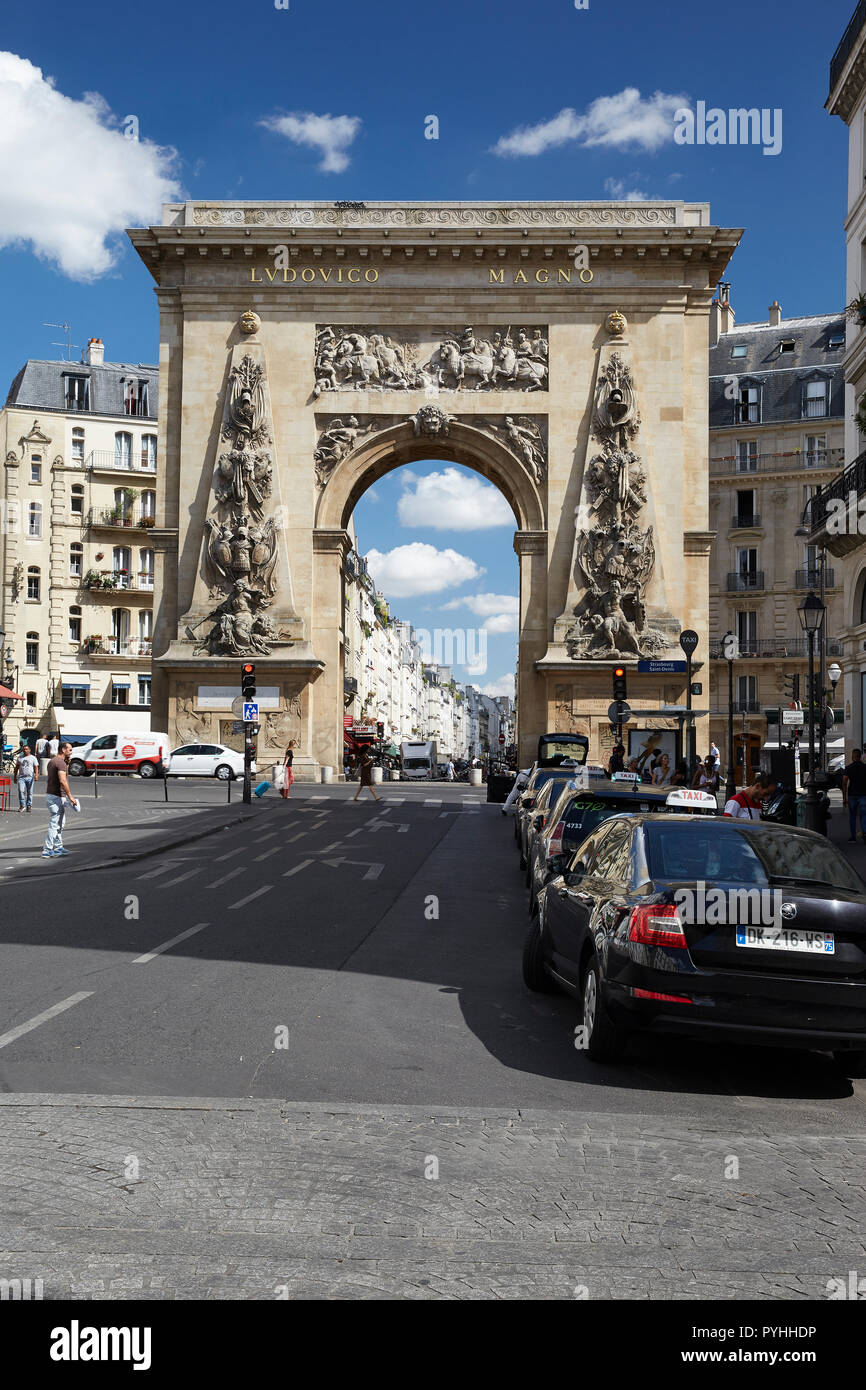 Paris, Ile-de-France, Frankreich - Blick von der Rue Saint-Denis im 10. Arrondissement auf das Denkmal Porte Saint-Denis, ein Denkmal in der Form eines Triumphbogens. Stockfoto