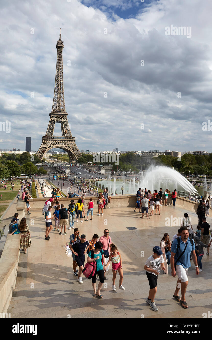 Paris, Ile-de-France, Frankreich - Blick von den Terrassen der Jardins du Trocadéro zum Eiffelturm. Stockfoto