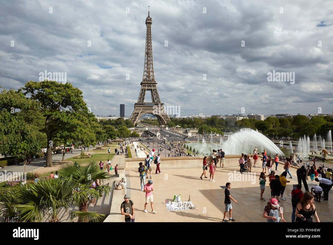 Paris, Ile-de-France, Frankreich - Blick von den Terrassen der Jardins du Trocadéro zum Eiffelturm. Stockfoto