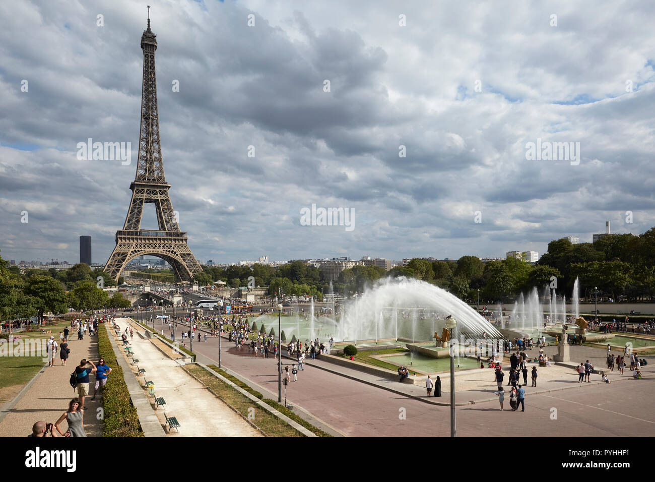 Paris, Ile-de-France, Frankreich - Blick von den Terrassen der Jardins du Trocadéro zum Eiffelturm. Stockfoto