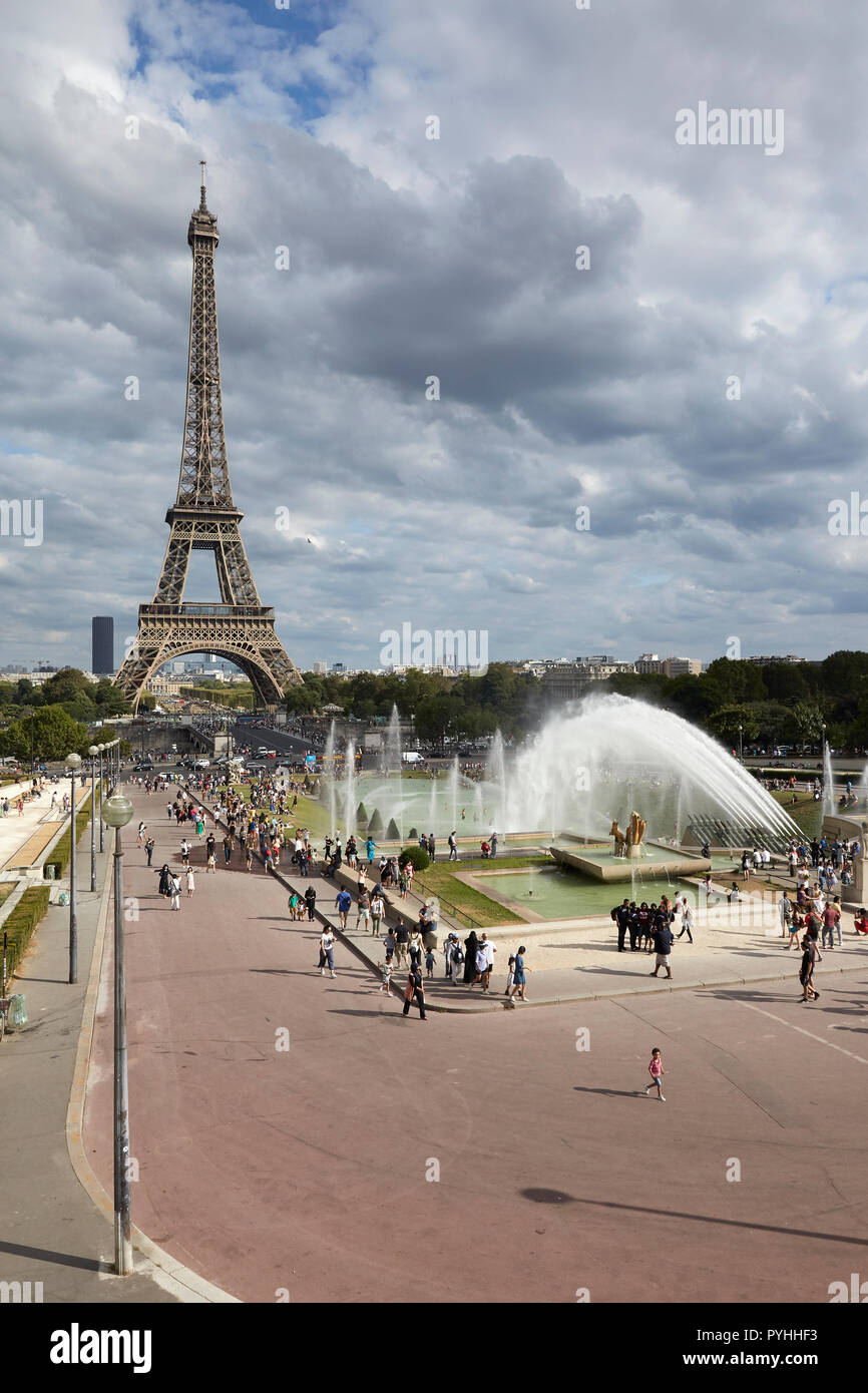 Paris, Ile-de-France, Frankreich - Blick von den Terrassen der Jardins du Trocadéro zum Eiffelturm. Stockfoto