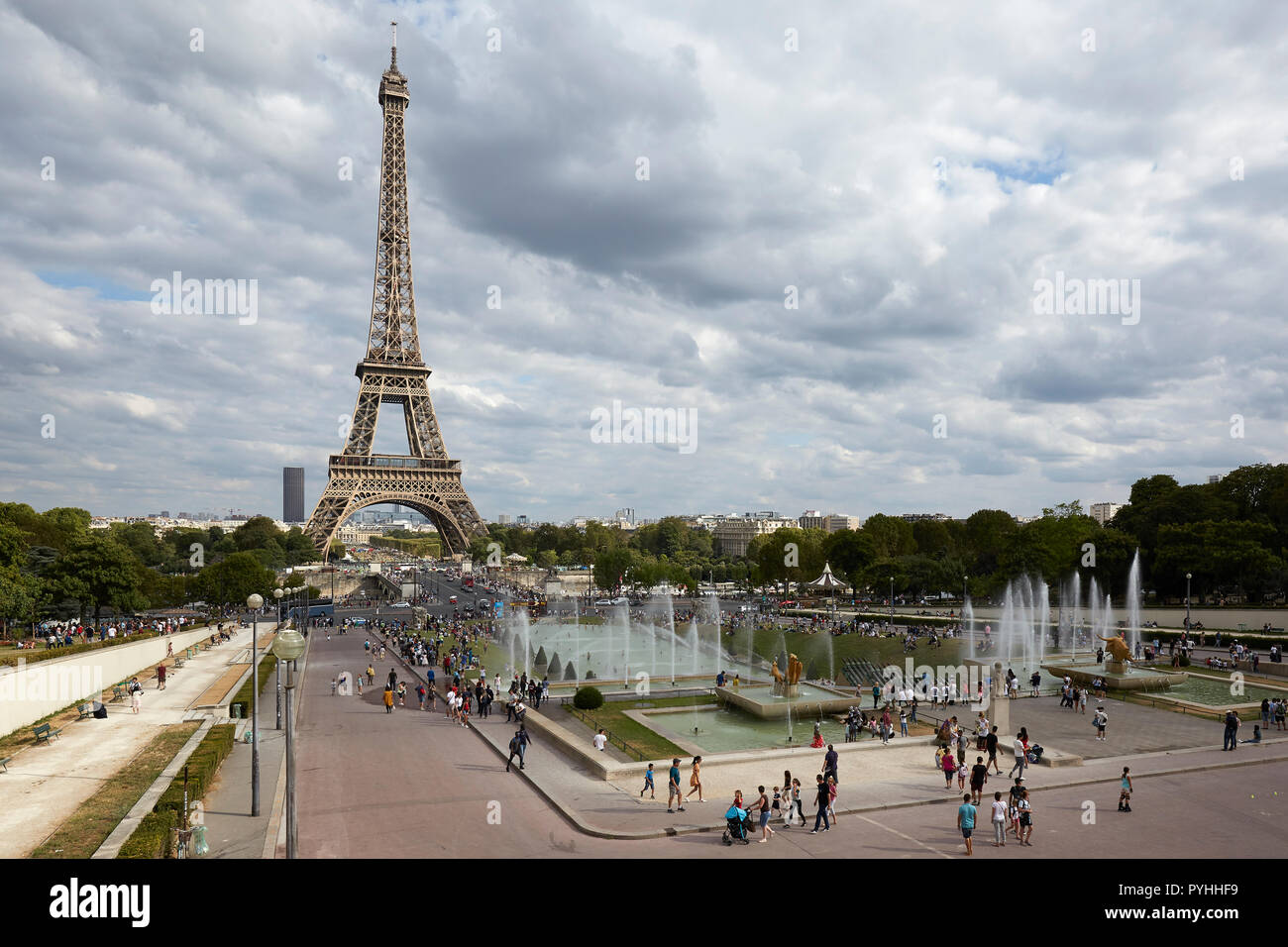 Paris, Ile-de-France, Frankreich - Blick von den Terrassen der Jardins du Trocadéro zum Eiffelturm. Stockfoto
