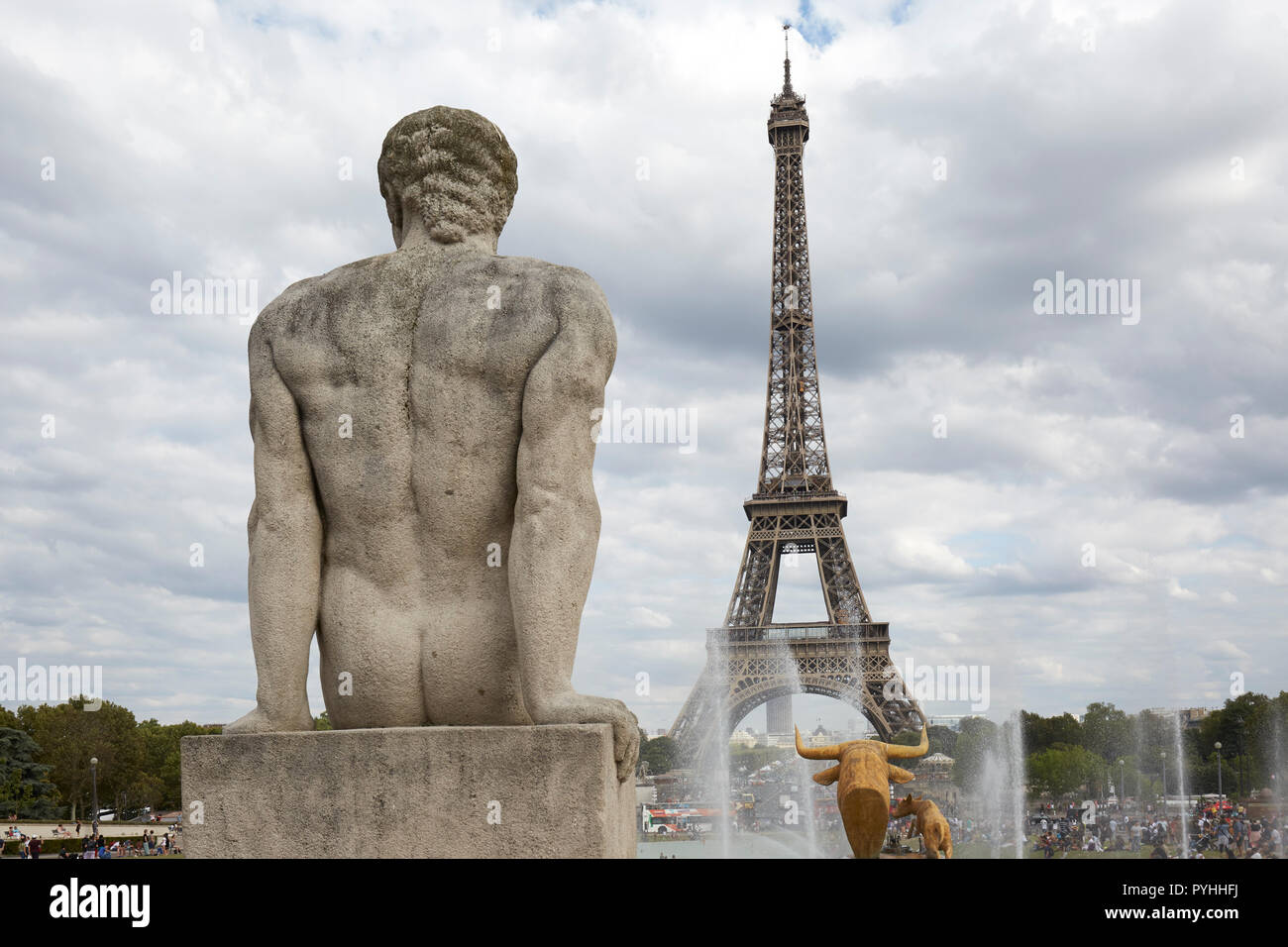 Paris, Ile-de-France, Frankreich - Blick hinter einem Stein Skulptur eines Mannes, der an der Rückseite des Jardins du Trocadéro, der Eiffelturm. Stockfoto