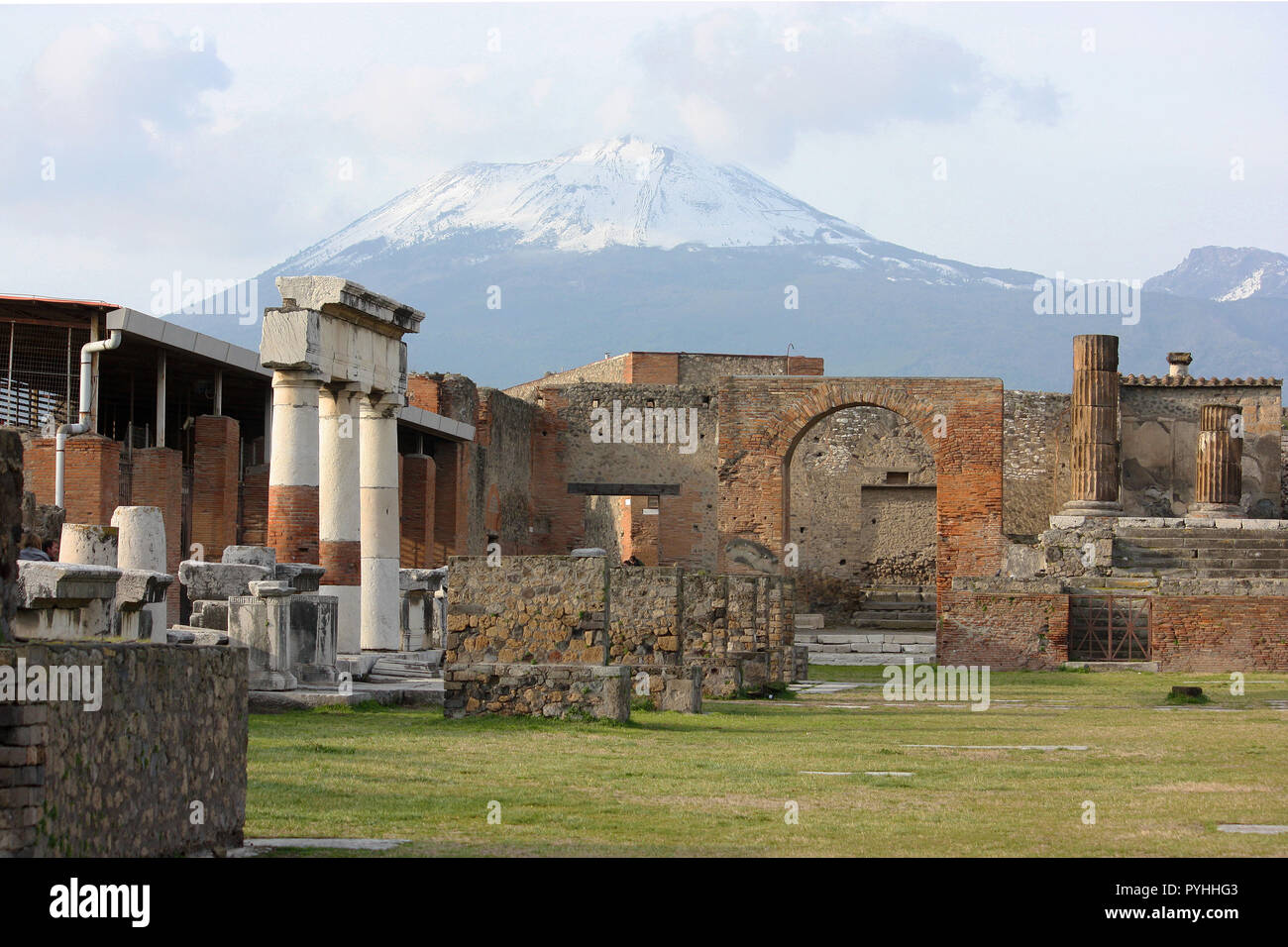 Die antike römische Stadt - Stadt Pompeji zerstört und unter Vulkanasche und verschneiten Vesuvs begraben Stockfoto