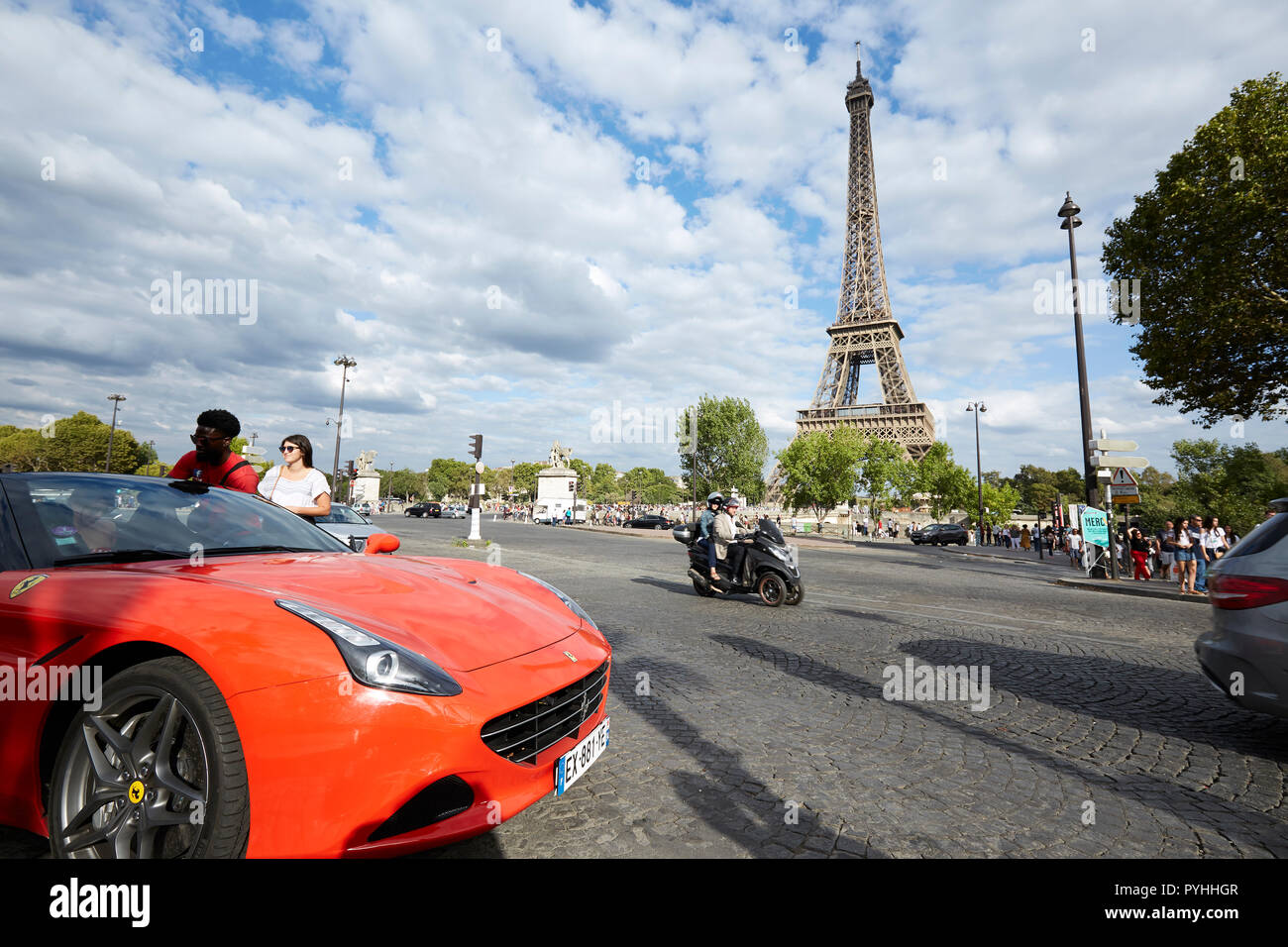 Paris, Ile-de-France, Frankreich - die Aussicht auf die aveunue de New York zum Eiffelturm, Tour Eiffel, die wichtigsten Sehenswürdigkeiten der französischen Hauptstadt. Stockfoto