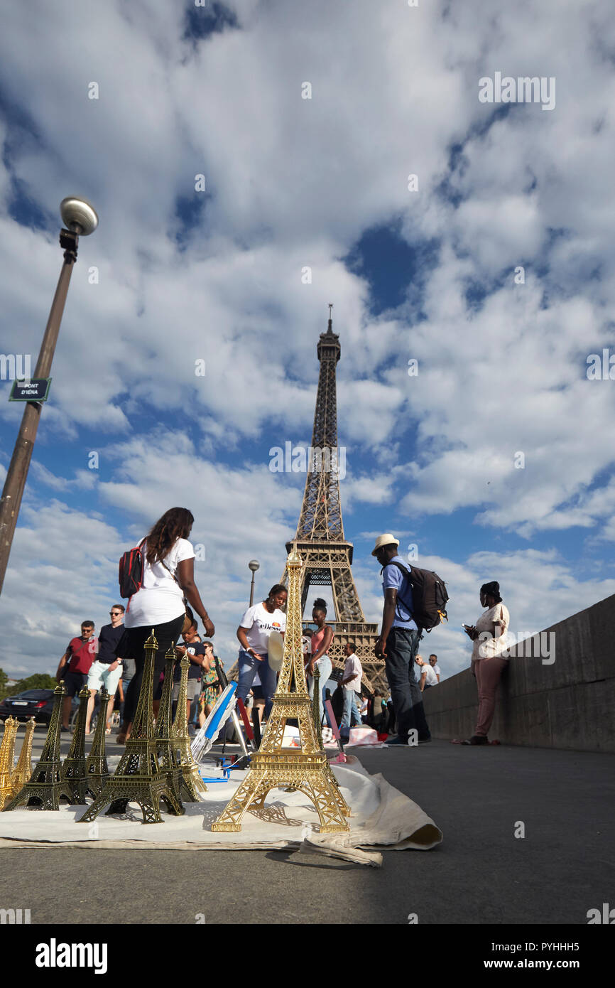 Paris, Ile-de-France, Frankreich - Miniaturen der Eiffelturm sind durch Afrikanische verkauft - den Verkäufern auf der Pont d'Iéna Brücke. Stockfoto
