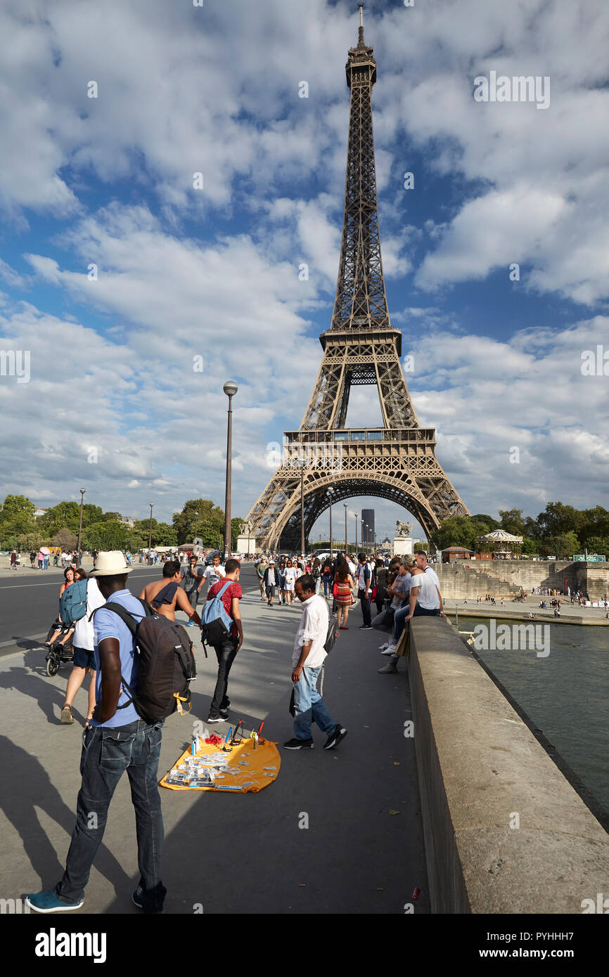 Paris, Ile-de-France, Frankreich - Miniaturen der Eiffelturm sind durch Afrikanische verkauft - den Verkäufern auf der Pont d'Iéna Brücke. Stockfoto