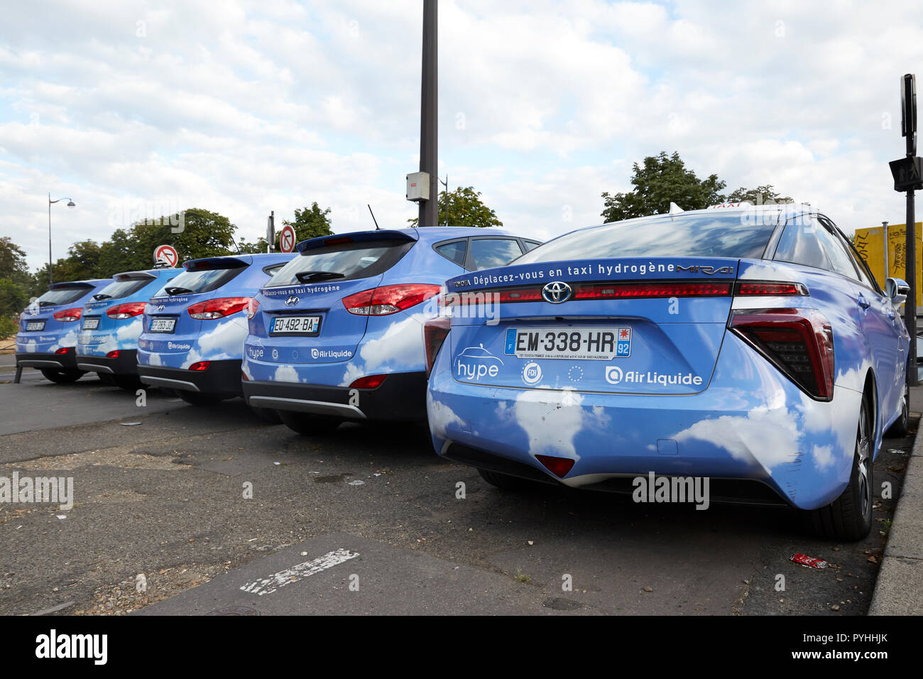 Paris, Ile-de-France, Frankreich - Taxis elektrisch mit einer Brennstoffzelle angetrieben werden in einem Parkplatz im Zentrum von Paris geparkt. Stockfoto