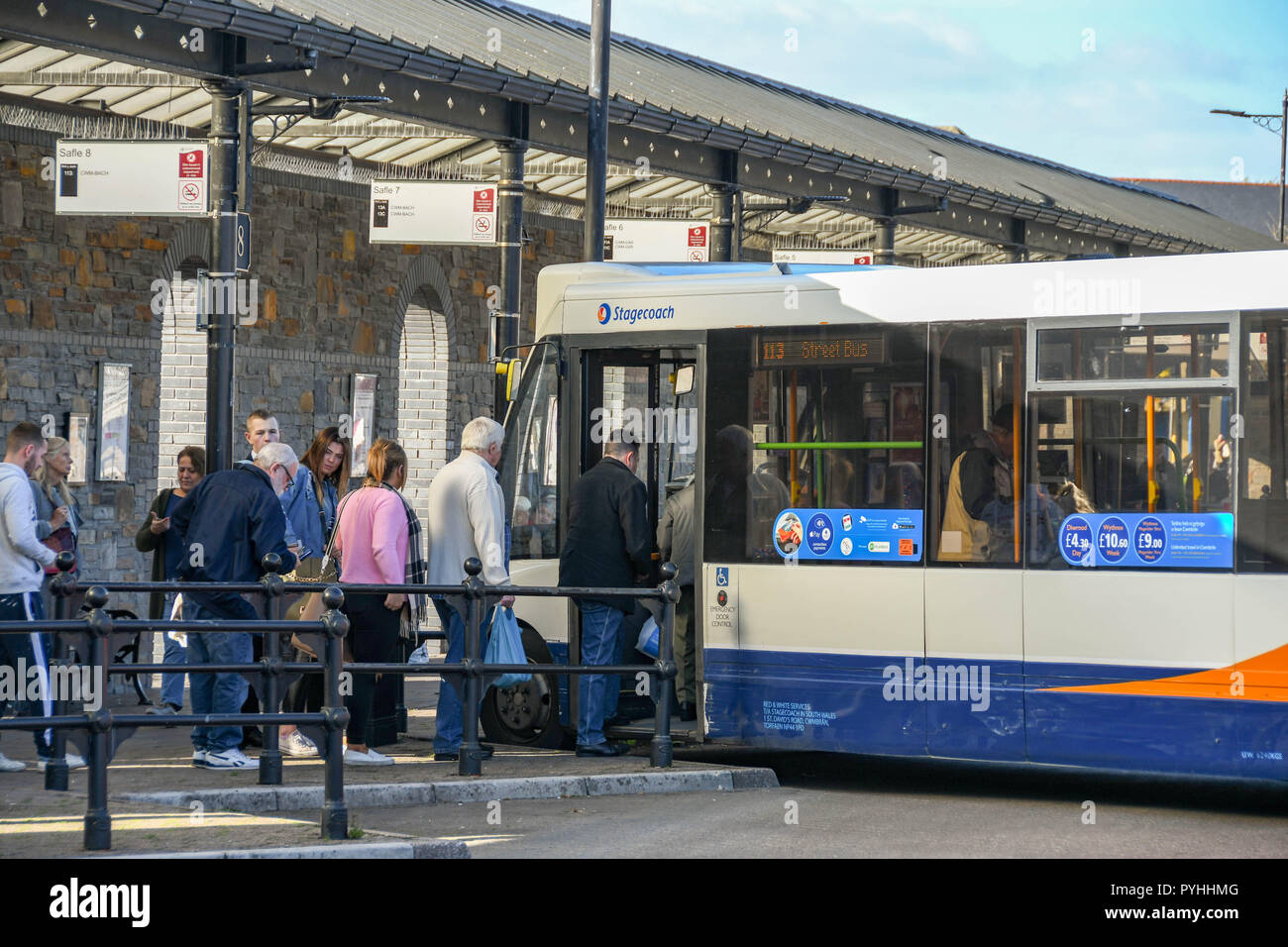 ABERDARE, WALES - Oktober 2018: die Menschen in der Warteschlange auf einen Bus in der Busbahnhof in Aberdare Stadtmitte zu erhalten. Stockfoto