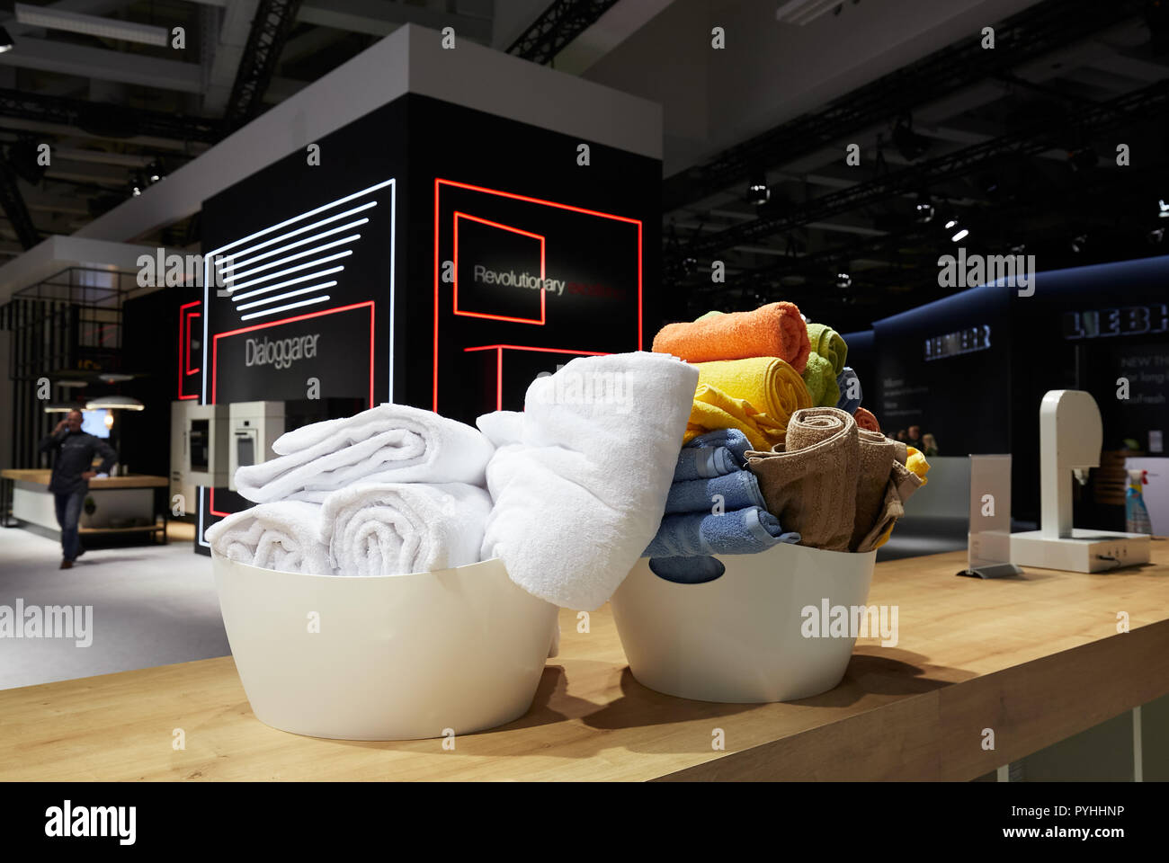Berlin, Deutschland - Farbige und weiße Bettwäsche in kleinen Wannen an der MIELE Stand auf der IFA 2018. Stockfoto