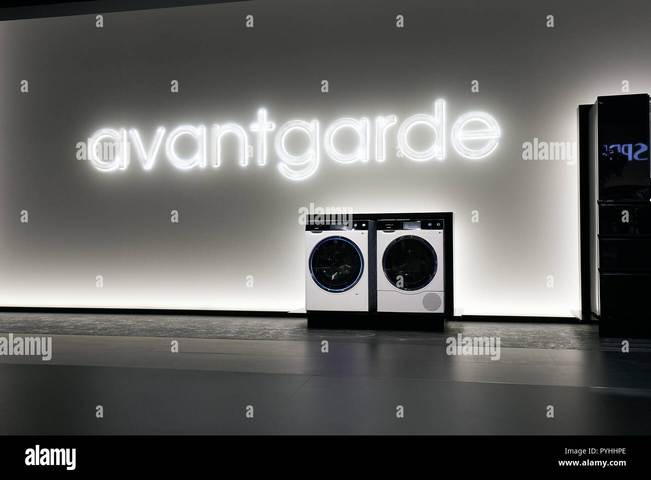 Berlin, Deutschland - Die avantgarde-Schriftzüge auf zwei Waschmaschinen mit einem Stand auf der IFA 2018. Stockfoto