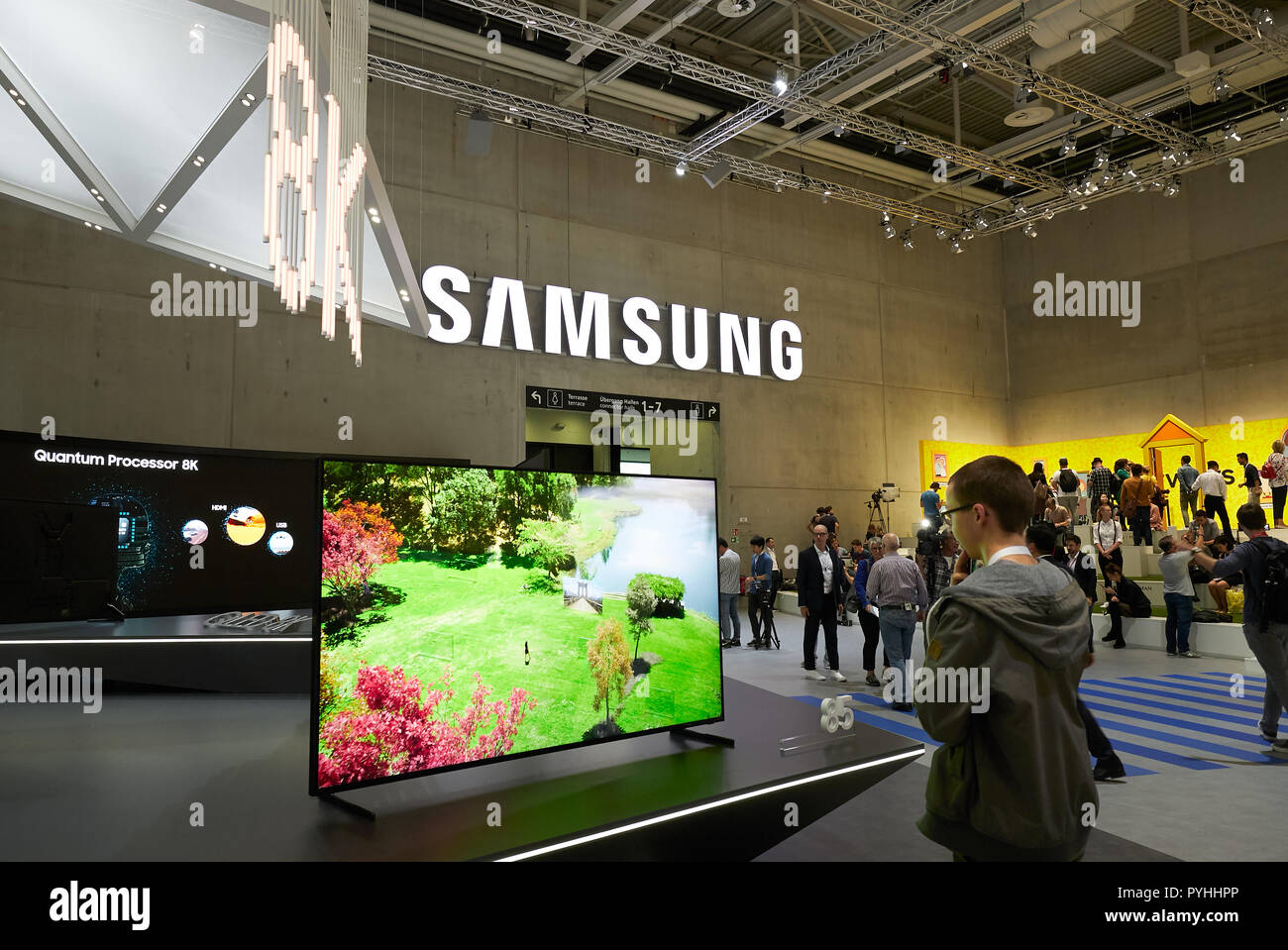 Berlin, Deutschland - Die koreanische Firma Samsung präsentiert neuen Flachbild-TV-Geräte an seinem Stand auf der IFA 2018. Stockfoto