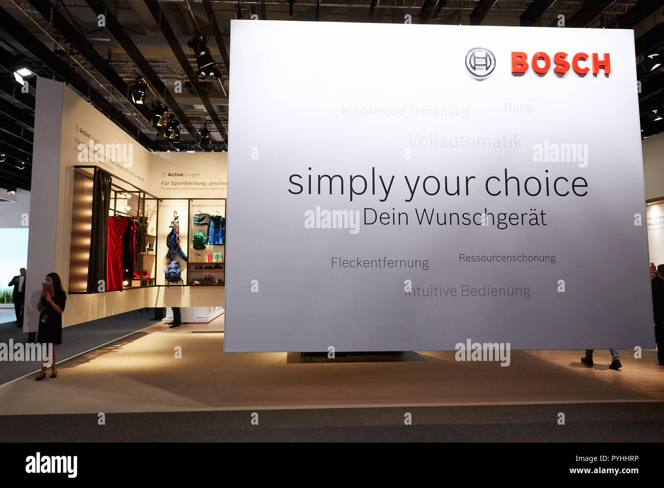 Berlin, Deutschland - die deutsche Firma Bosch seine Innovationen im Bereich der Haushaltsgeräte auf der IFA 2018 präsentieren wird. Stockfoto