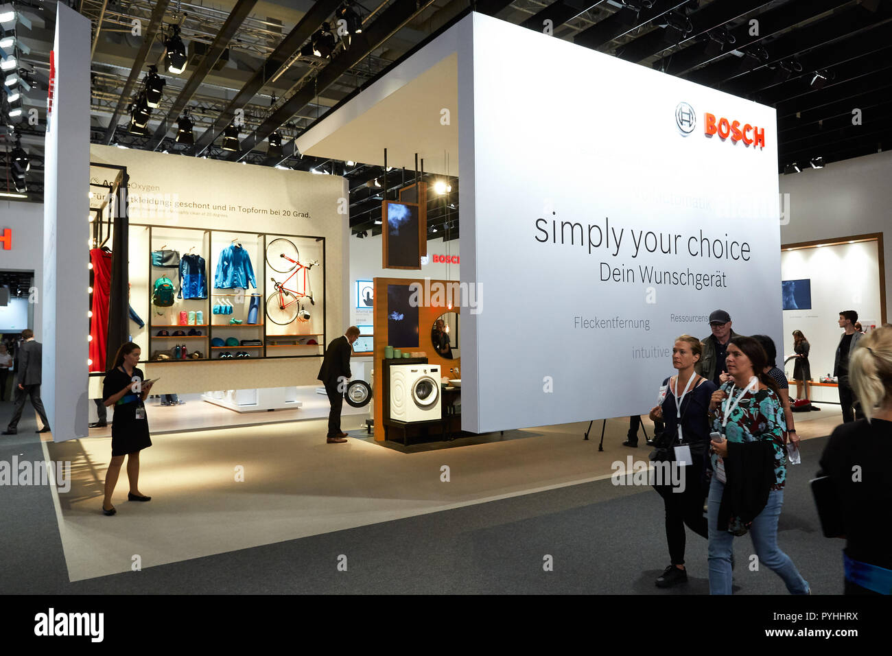 Berlin, Deutschland - die deutsche Firma Bosch seine Innovationen im Bereich der Haushaltsgeräte auf der IFA 2018 präsentieren wird. Stockfoto