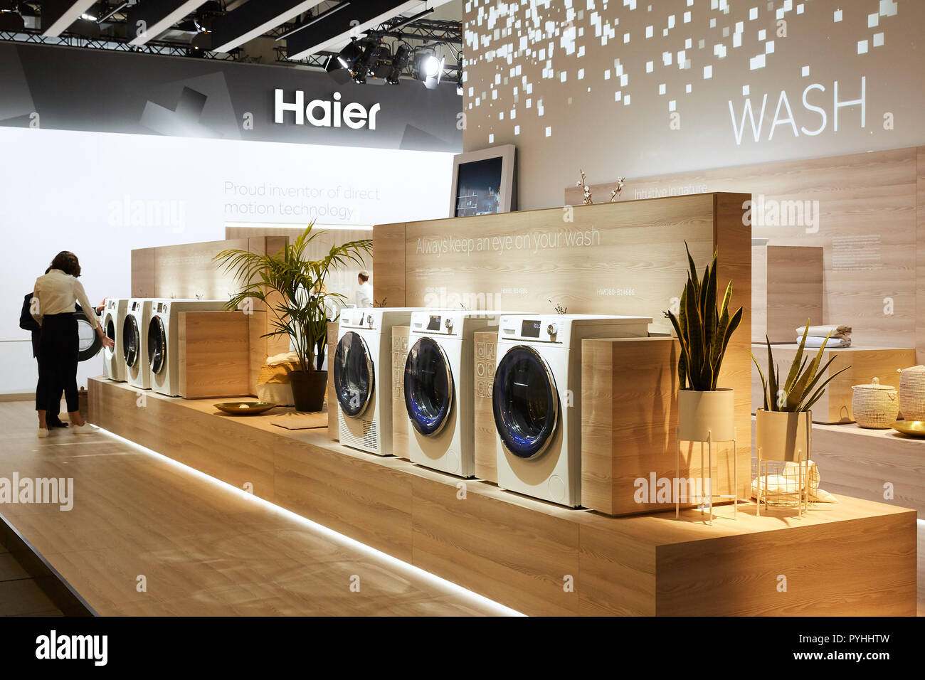 Berlin, Deutschland - Die chinesische Firma Haier präsentiert seine Innovationen auf dem Gebiet der wäschepflege und Waschmaschinen auf der IFA 2018. Stockfoto