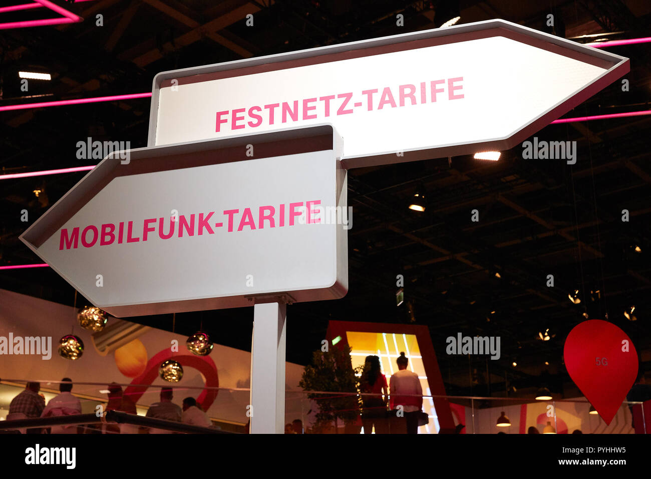 Berlin, Deutschland - Zwei Hinweisschilder in der Telekom Stand auf der IFA 2018 mit Informationen zur mobilen und festen Preisen. Stockfoto